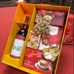 Alternative view of Hộp quà tết Tiệm Gói Ghém xuân như ý ( Có rượu vang )